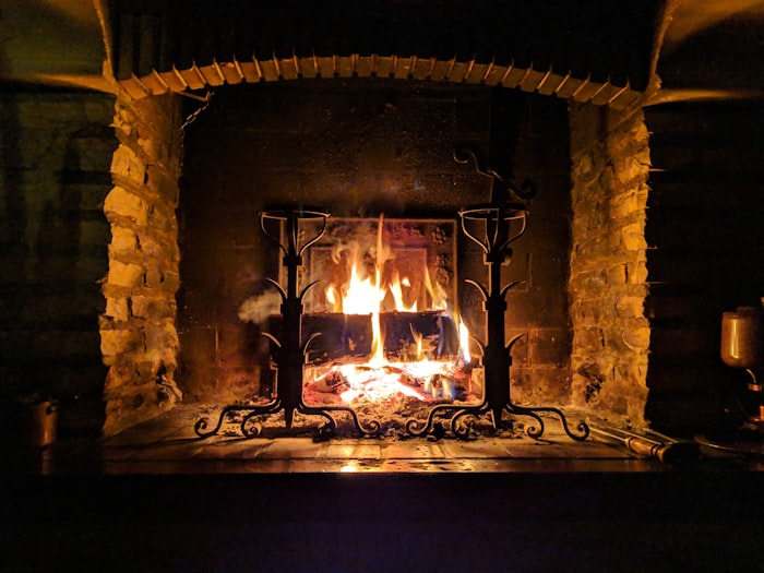 Un foyer allumé derrière son pare-feu