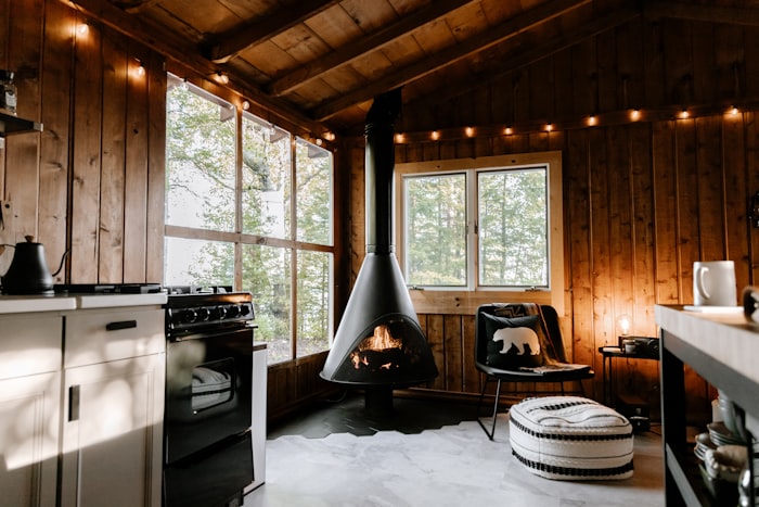 Un poêle à bois dans un intérieur en bois chaleureux