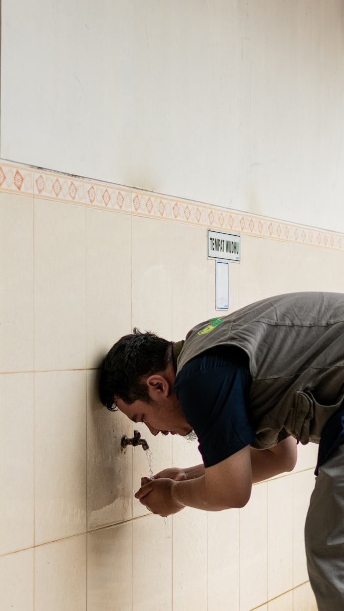 Un artisan au travail sur une installation, chez un client