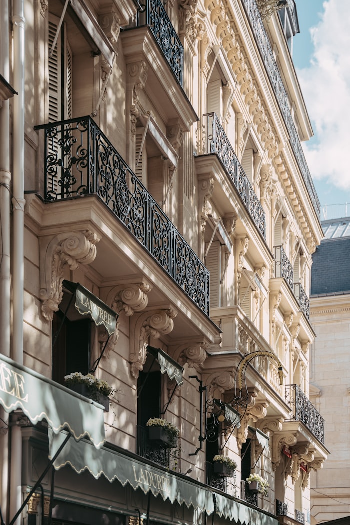 Façade d'un immeuble d'habitation avec ses balcons